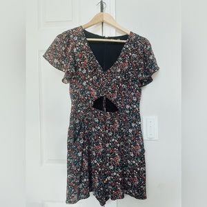 🤍 Express Floral 🌷 Romper Size 4.